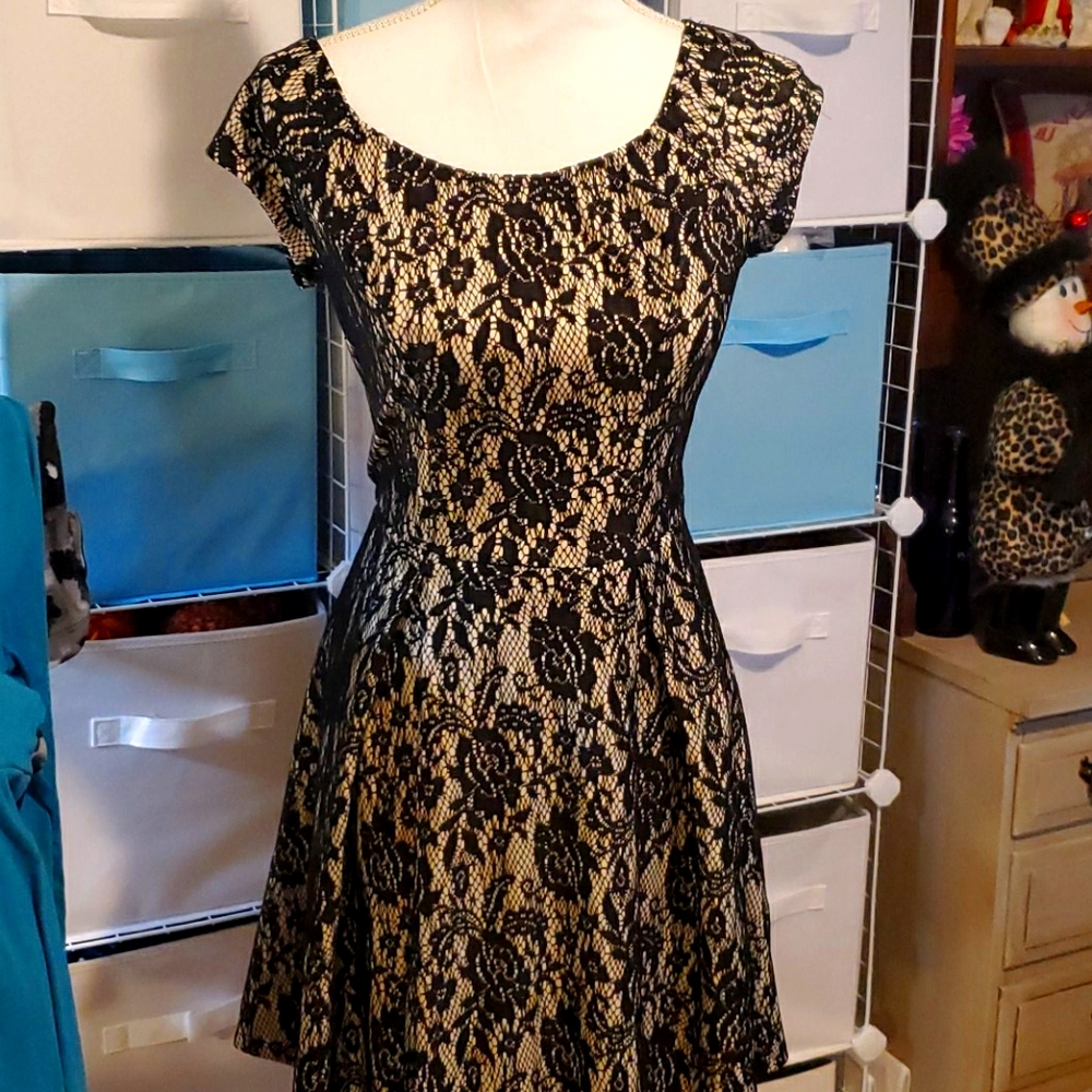 EUC Forever 21+ black lace dress